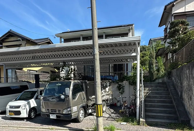 前面道路から見た登録住所の建物の外観写真