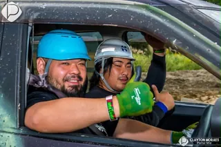 スタート前、ヘルメットを被って車内に座るドライバー
